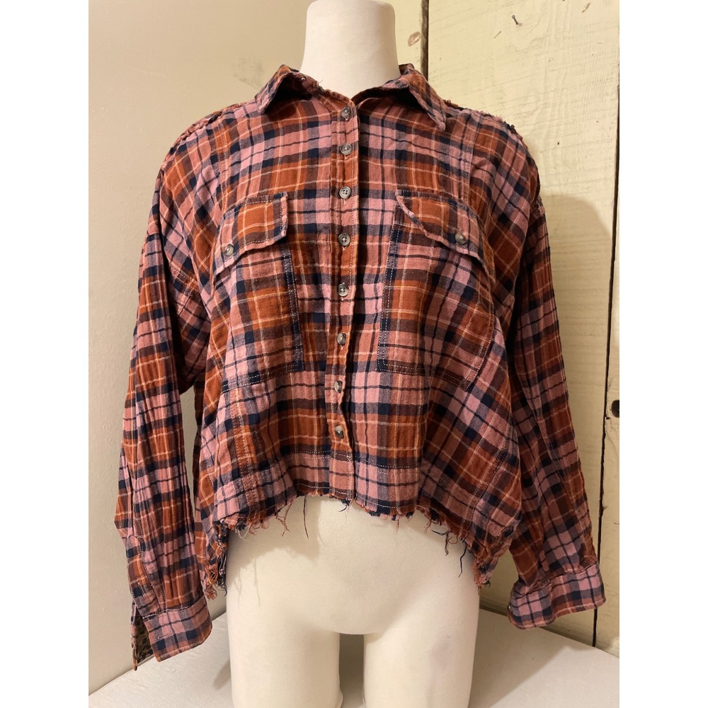 Urban Outfitters Womens Size Medium Cropped Plaid Flannel Shirt Distressed Hem‎